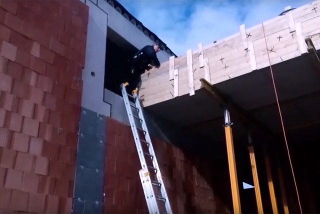 Cizinecká policie pronálsedovala utíkajícího dělníka po žebřících až na střechu | foto: Policie ČR
