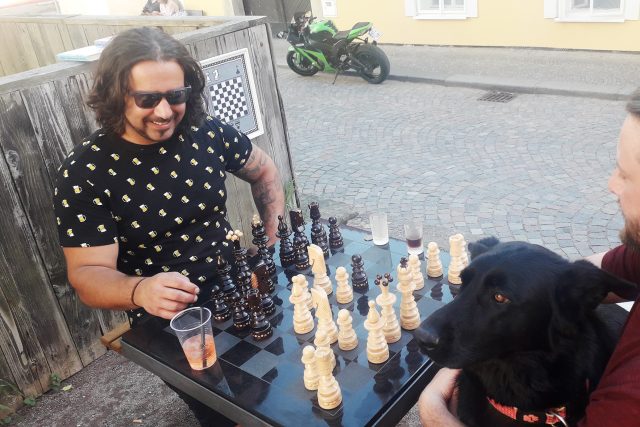 Veřejné šachové stolky se v Litomyšli velmi rychle ujaly | foto: Barbora Soukupová,  Český rozhlas