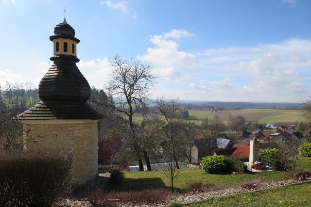Na teplém kopci najdete vyhlídku,  kapli i žíznivou studánku | foto: Barbora Slezáková,  Český rozhlas