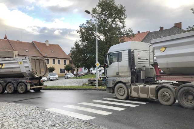 Kamiony s materiálem na stavbu D35 projíždí Luží | foto: Josef Kopecký,  Český rozhlas