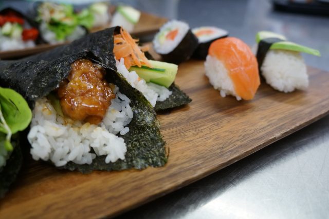 Temaki s nigiri. Takové japonské dobroty připravovala Jana Beskydová v Noodle Baru,  na Novém Zélandu | foto: Jana Beskydová