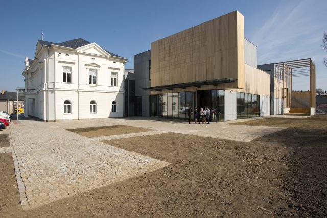 Multifunkční kulturní dům L'ART vznikl přístavbou k původní Langerově vile | foto: Josef Vostárek,  ČTK