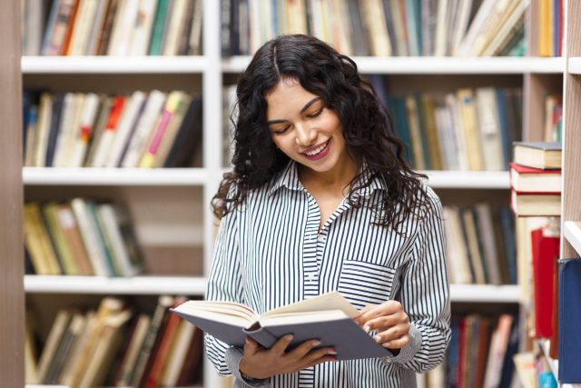 Čtenářka v knihovně  (ilustrační foto) | foto: Profimedia