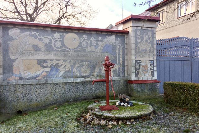 Sedlák dělá z hnoje chleba a milostpán z hnoje chléb na zdi rodného domu Aloise Mudruňky | foto: Šárka Rusnáková,  Český rozhlas