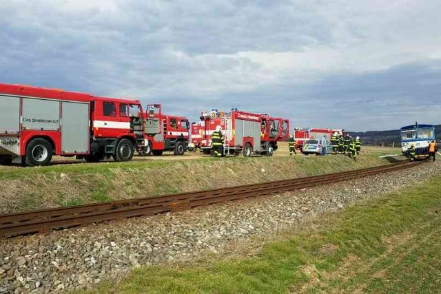 Nehoda vlaků u Ronova nad Doubravou | foto: HZS Pardubického kraje