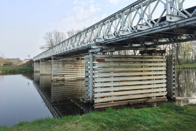 Vojenský most typu Bailey slouží ve Valech od 50. let minulého století | foto: Ondřej Wolf,  Český rozhlas