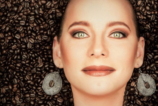 Kávová zrnka jako ozdoba - práce šperkařky z Trutnova | foto: archiv Evy Cello