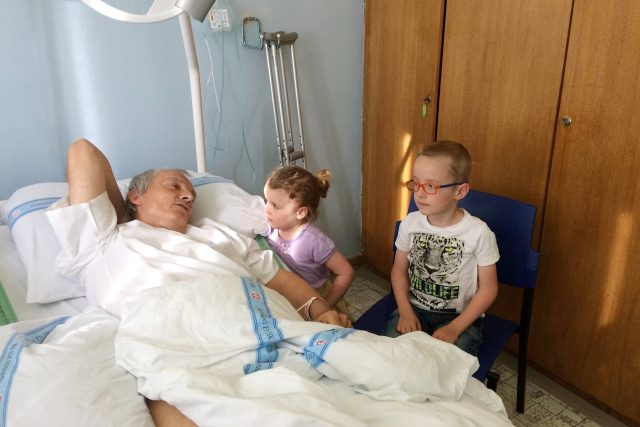 Milan Dvořák se svými vnoučaty v královéhradecké nemocnici,  kde se zotavuje po pádu letadla | foto: Milena Potůčková,  Český rozhlas