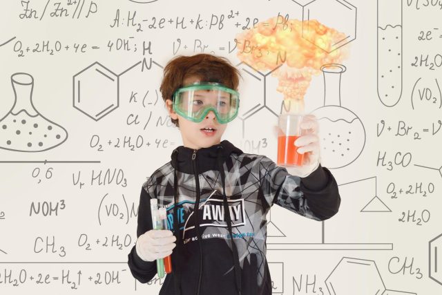 Začínající chemik  (ilustrační foto) | foto:  Victoria_rt,  Fotobanka Pixabay,  Licence Pixabay