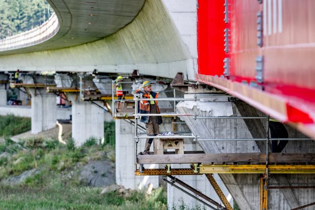Výsuv posledního taktu nosné konstrukce estakády,  která je součástí budoucí dálnice D35 | foto: David Taneček,  ČTK