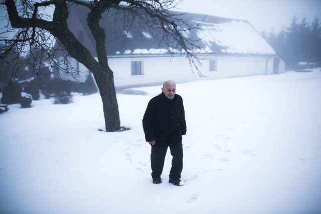 Antonín Burdych před rodným domem,  kde měl poslední úkryt radiotelegrafista Jiří Potůček | foto: Tomáš Kubelka