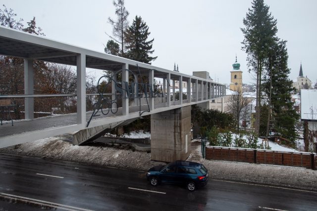 Nový bezbariérový nadchod nad silnicí I/35 u litomyšlské polikliniky | foto: Josef Vostárek,  ČTK