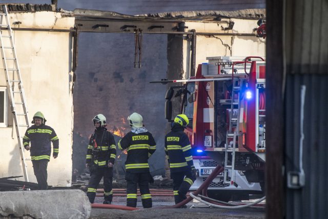 Hasičům se podařilo dostat oheň pod kontrolu během 4 hodin | foto: David Taneček,  ČTK