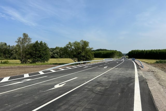 Obchvat Rokytna a Chvojence přivádí dopravu od silnice I/35 k dálnici D35 | foto: Ondřej Wolf,  Český rozhlas