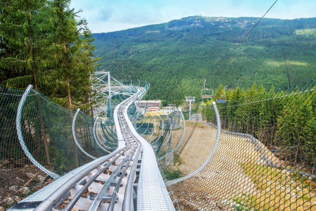Bobová dráha vede lesem,  otevřeným terénem a prochází i tunelem | foto: Dolní Morava relax & sport resort