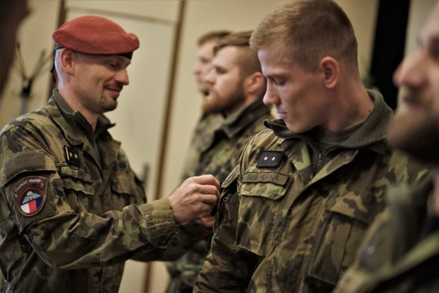 Velitel chrudimského útvaru Ivo Zelinka předává uchazečům odznak výsadkového praporu | foto: 43. výsadkový prapor Chrudim