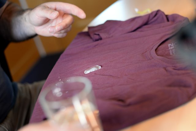 Bavlněné tričko má z vnější vrstvy hydrofobní úpravu | foto: Honza Ptáček,  Český rozhlas