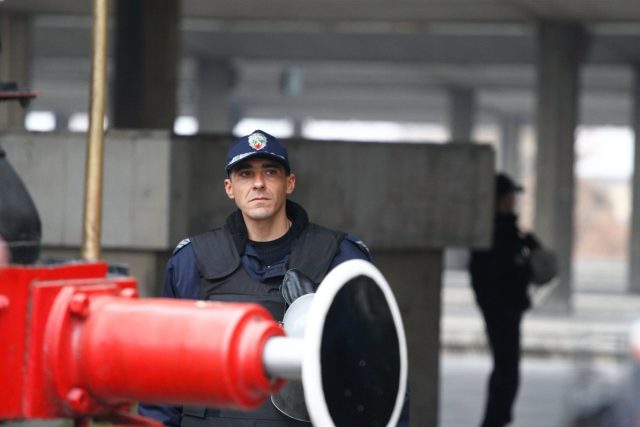 Bulharský policista monitoruje situaci na nádraží v Sofii | foto: Profimedia