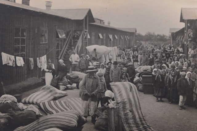 Sobotní úklid 10.6. 1916 v barákové kolonii v Choceňském Polsku | foto: Orlické muzeum v Chocni