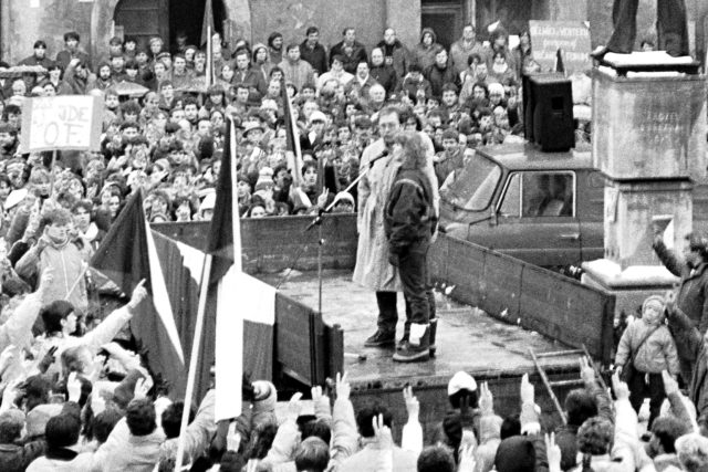 Demonstrace 26. 11. 1989 v Litomyšli,  Vojtěch Stříteský a Eva Piknová zpívají státní hymnu | foto: Regionální muzeum v Litomyšli