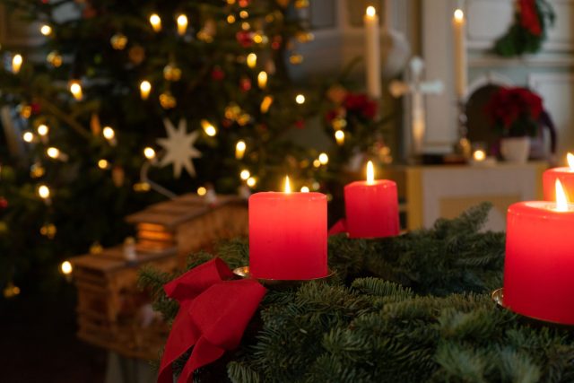 Adventní věnec s hořícími svíčkami musí být neustále pod kontrolou  (ilustrační foto) | foto: Shutterstock
