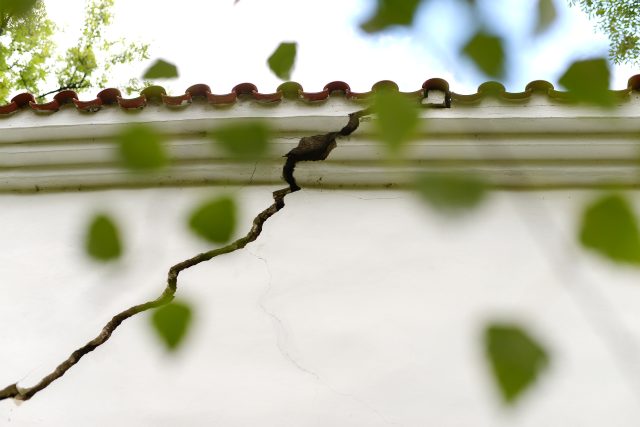 Trhlina v hradební zdi pardubického zámku je široká několik centimetrů | foto: Honza Ptáček,  Český rozhlas