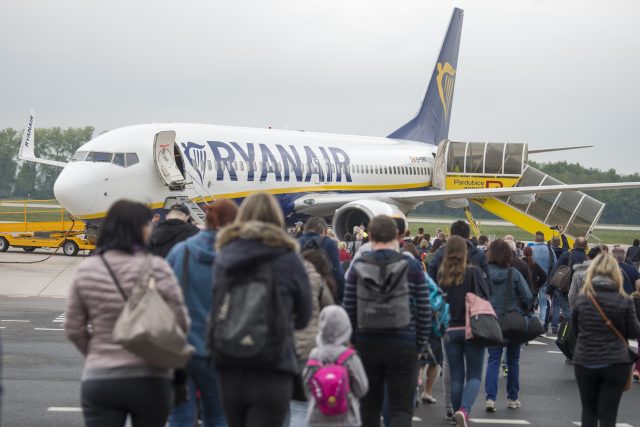 Cestující nastupují do letadla společnosti Ryanair v Pardubicích | foto: Josef Vostárek,  ČTK
