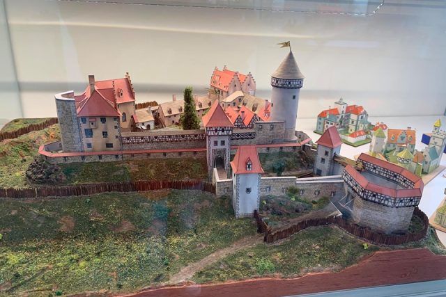 Nejznámější český modelář Richard Vyškovský má svoji expozici v Muzeu papírových modelů v Polici nad Metují | foto: Jana Házová,  Český rozhlas