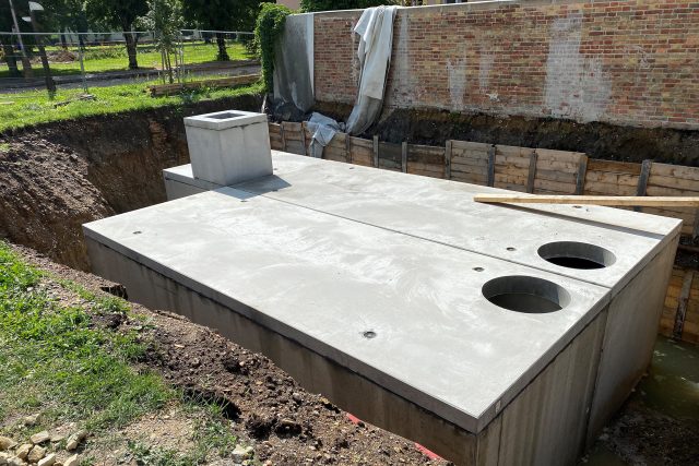 V Holicích zabudovali pod zem 100kubíkovou betonovou nádrž na zadržování dešťové vody | foto: Ondřej Wolf,  Český rozhlas