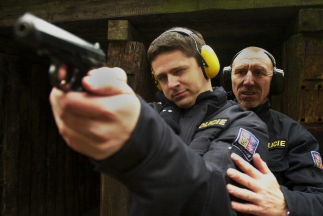 Policista a policejní instruktor na střelnici  (ilustrační foto) | foto: Alexandra Mlejnková,  ČTK