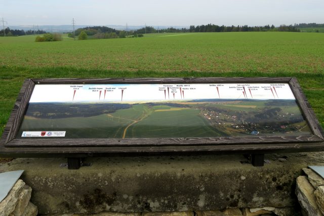Panoramatická  tabule na podhledně informuje návštěvníky o tom,  co vidí i nevidí | foto: Tereza Brázdová,  Český rozhlas