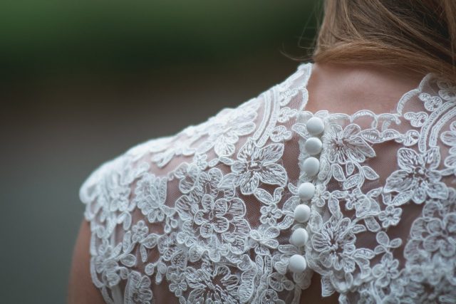 Krajkové šaty,  nevěsta,  svatba | foto: Fotobanka Pixabay