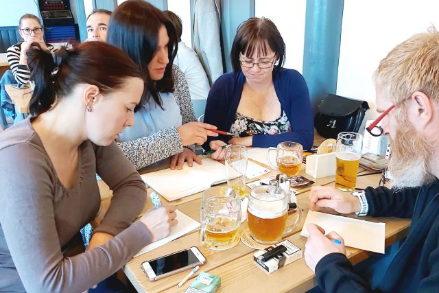 Účastníci hospodského kvízu přemýšlí nad záludnou otázkou | foto: Milena Potůčková,  Český rozhlas