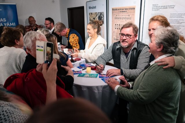 Na závěr probíhá už tradiční autogramiáda a focení s fanoušky