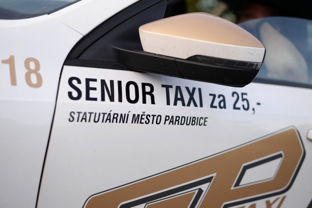 Senior taxi v Pardubicích  (ilustrační foto) | foto: Honza Ptáček,  Český rozhlas