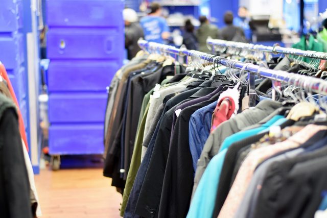 Více než polovinu nabízeného zboží tvoří oblečení a sportovní vybavení   (ilustrační foto) | foto: Profimedia