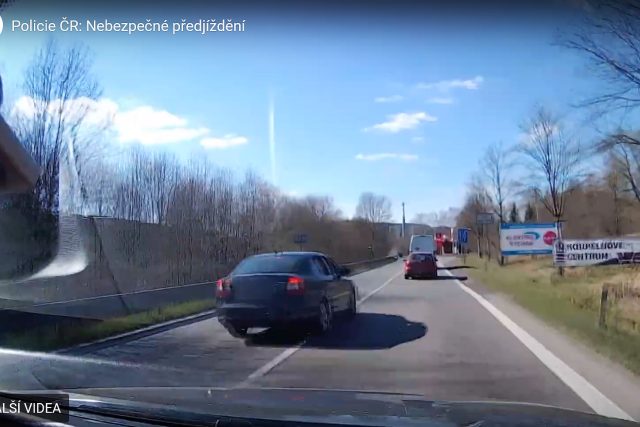 Nebezpečné manévry řidiče v Ústí nad Orlicí | foto: Policie ČR