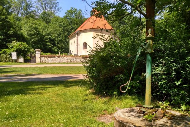 Studna u kostela v Lepějovicích sloužila škole i hrobníkovi | foto: Šárka Kuchtová,  Český rozhlas
