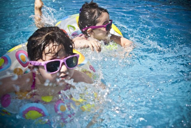 Při hrách u bazénu je potřeba dávat velký pozor na děti | foto: Fotobanka Pixabay