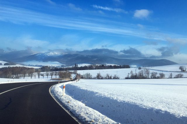 Dobré sněhové podmínky jsou i na Králicku  (v pozadí oblast Králického sněžníku) | foto: Josef Ženatý