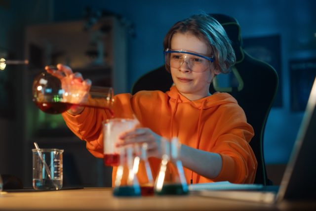 Mladý chemik při laboratorním pokusu | foto: Profimedia