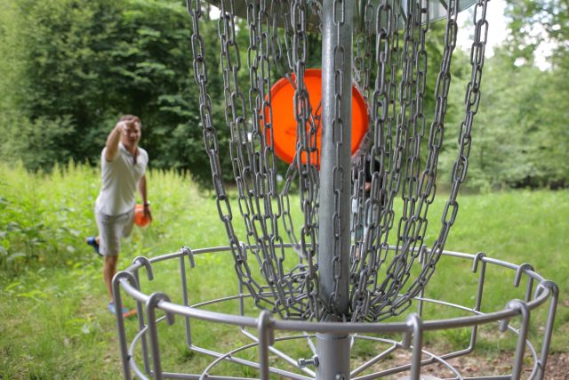 Koš na disc golf je potřeba správně trefit,  řetězy by měly srazit disk dolů do koše | foto: Radek Cihla,  Empresa Media / Profimedia