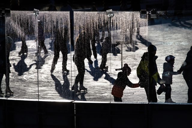 Bruslaři na ledové ploše na dostihovém závodišti v Pardubicích | foto: město Pardubice