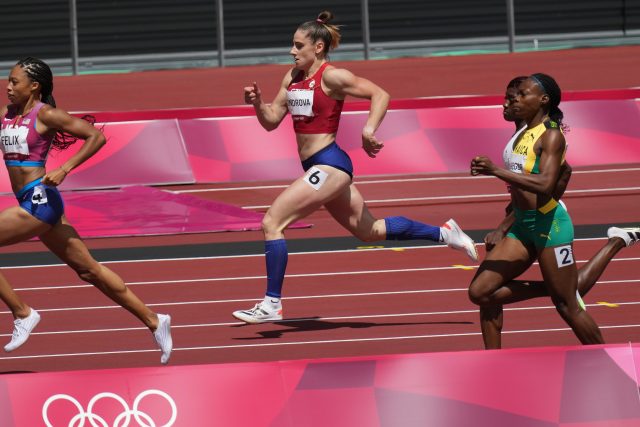 Lada Vondrová při rozběhu závodu na 400 m na letních olympijských hrách v Tokiu 2020 | foto: Martin Sidorják,  ČTK
