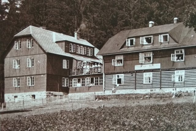 Orlická chata se postupně rozšiřovala. Pohlednice z 30. let | foto: Muzeum zimních sportů,  turistiky a řemesel v Deštném v Orlických horách