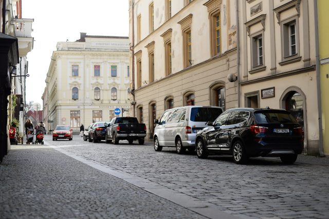 Pernštýnská ulice často připomíná parkoviště. V obytné zóně se přitom mimo vyznačených míst parkovat nesmí | foto: Honza Ptáček,  Český rozhlas