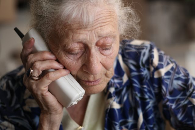 Starší žena s telefonem  (ilustrační foto) | foto: Fotobanka Profimedia