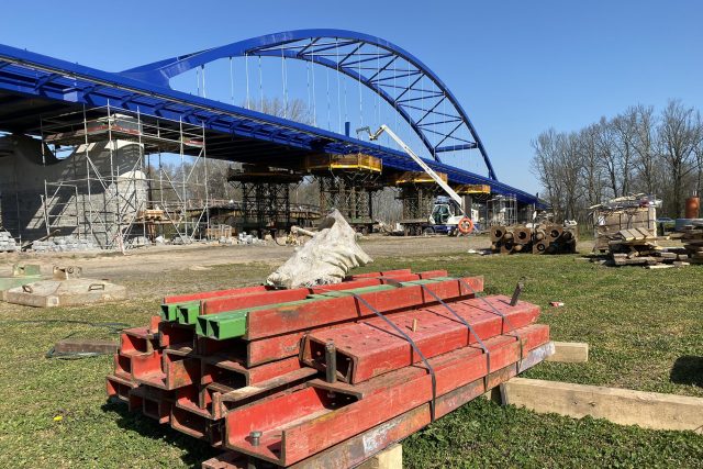 Dělníci staví nový most přes Labe mezi Valy a Mělicemi | foto: Ondřej Wolf,  Český rozhlas