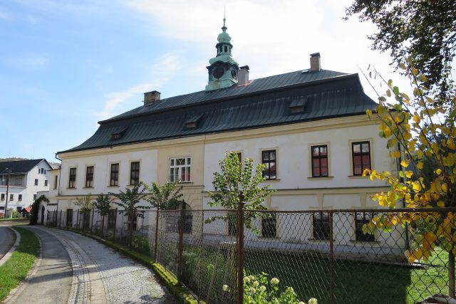 Brandýský zámek nepřehlédnete,  stojí hned u hlavní cesty | foto: Barbora Slezáková,  Český rozhlas