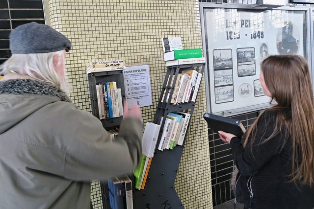 Kniha do vlaku. Na pardubickém nádraží je nová knihovnička | foto: Pardubický kraj